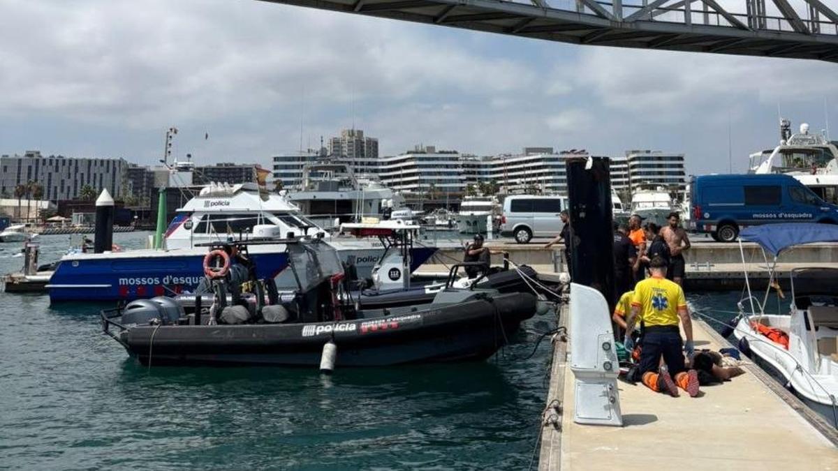 Rescatados dos tripulantes de una embarcación heridos al caer al mar en Barcelona