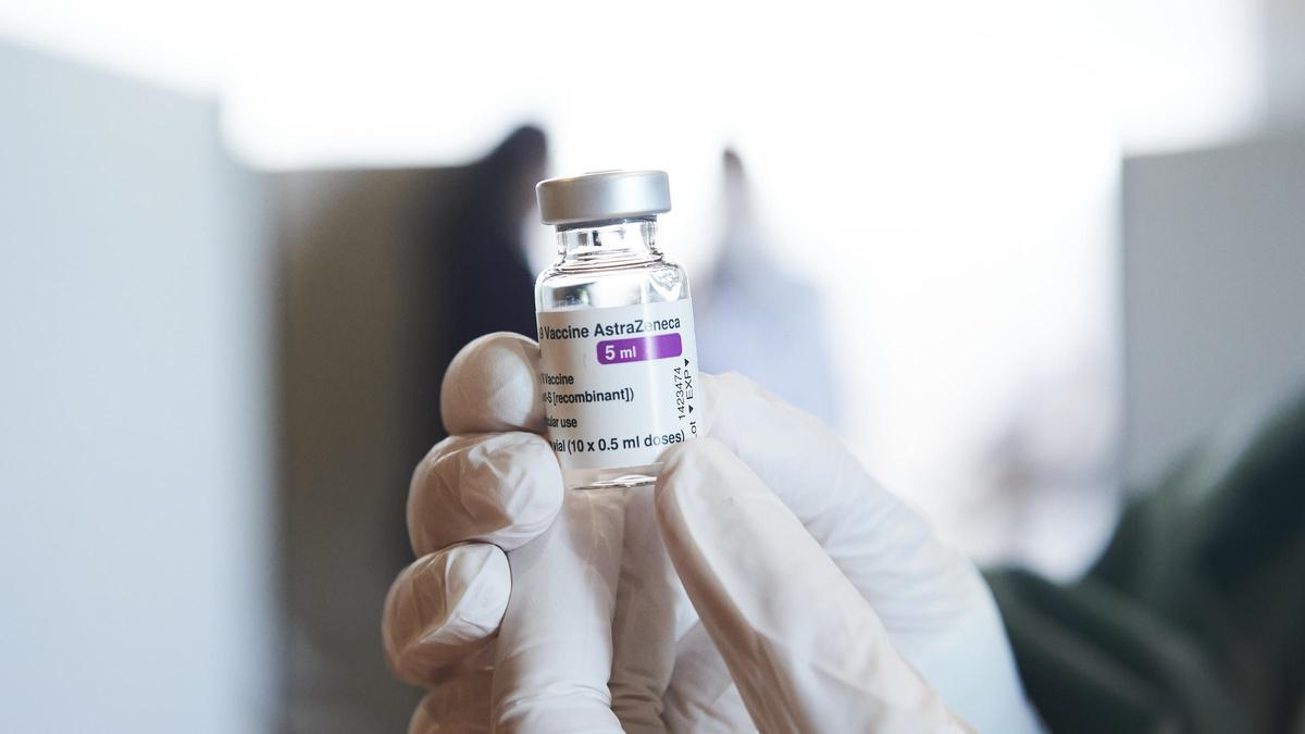 Una profesional sanitaria sostiene un vial con la vacuna de AstraZeneca