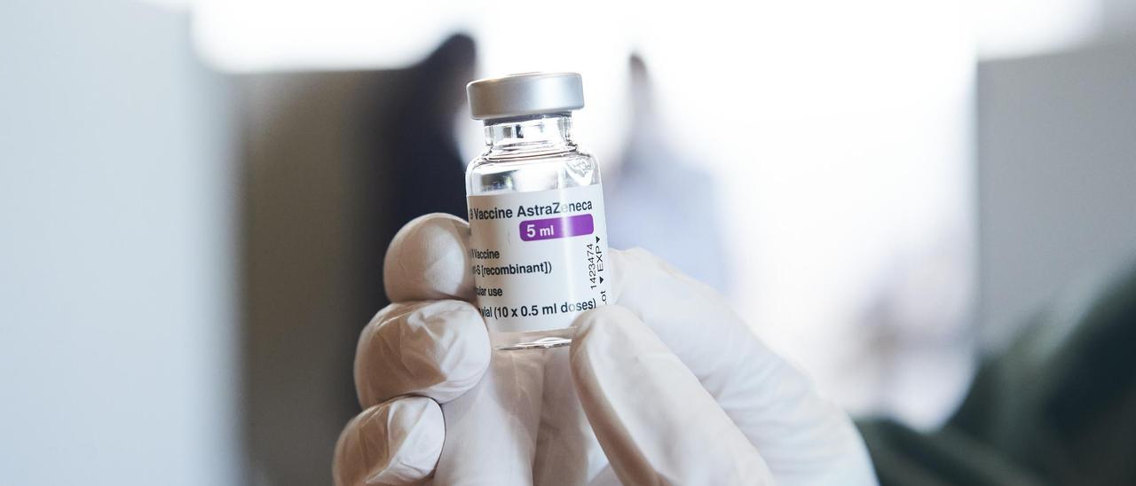Una profesional sanitaria sostiene un vial con la vacuna de AstraZeneca