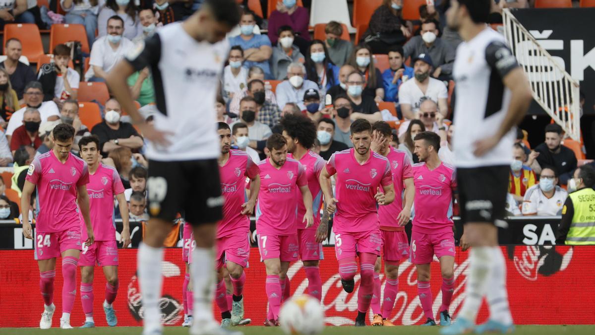 Los jugadores de Osasuna celebran el gol de Ezequiel 'Chimy' Ávila.
