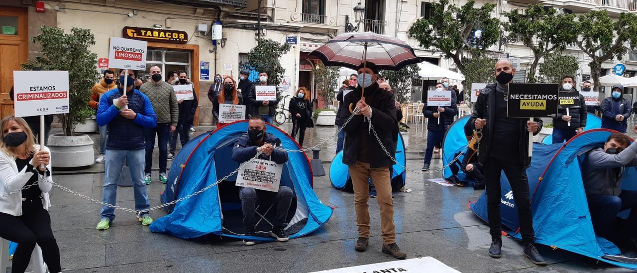 Hosteleros y empresarios del ocio de toda la Comunidad, encadenados a sus tiendas, en València, hoy