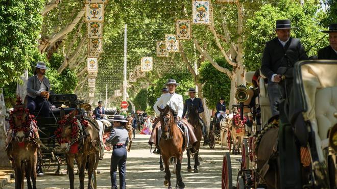 Color y calor en la primera jornada de la Feria de Abril de Sevilla