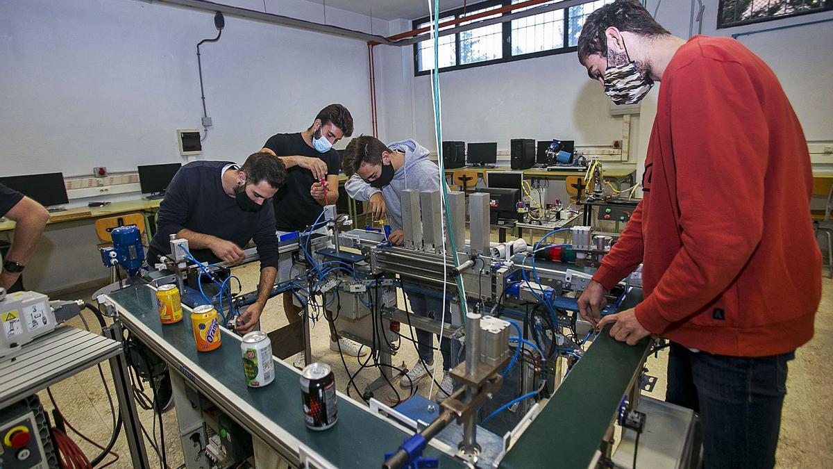 Alumnos de Formación Profesional del ciclo de Robótica en el Instituto Cavanilles de Alicante. | HÉCTOR FUENTES | INFORMACIÓN