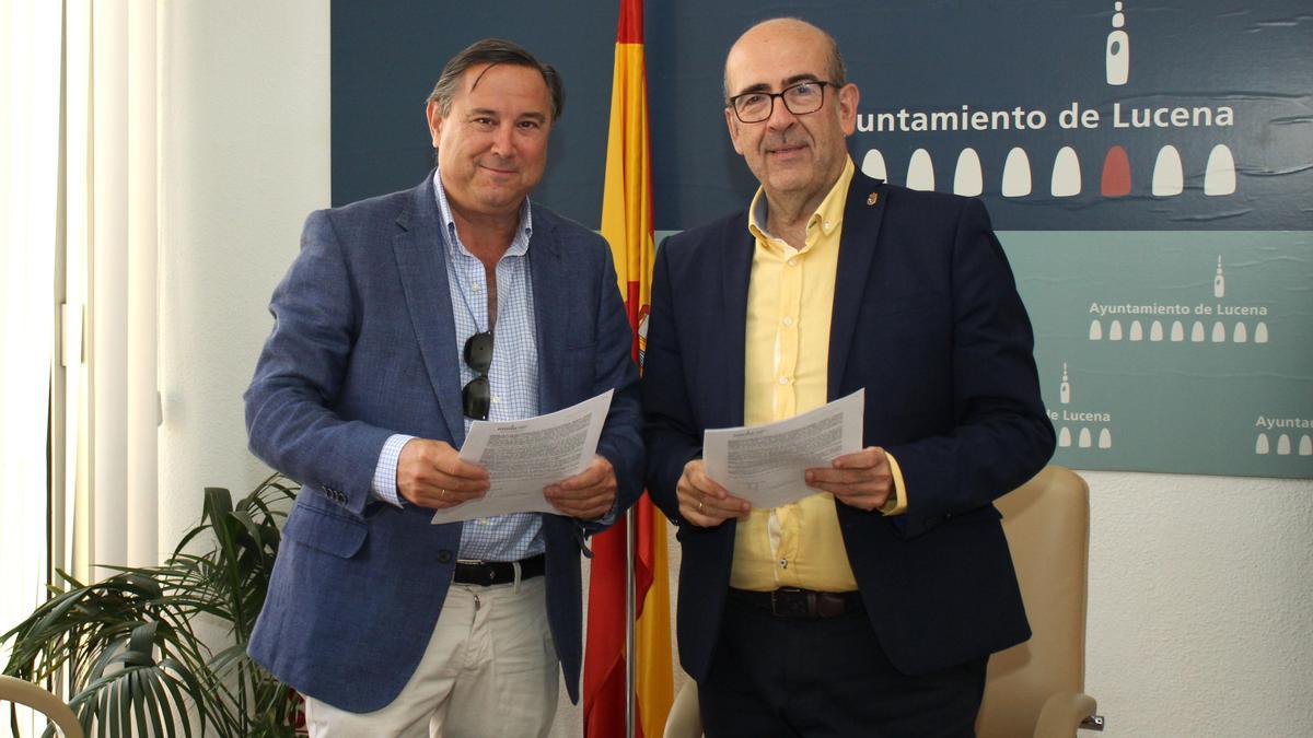 Firma del convenio para el proyecto del aparcamiento de Bodegas Víbora de Lucena.