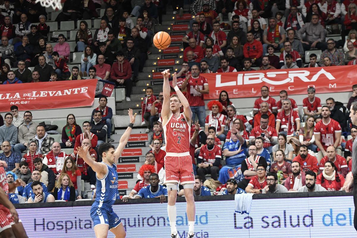 Sander Raieste lanzando a canasta