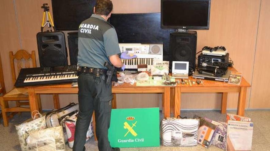 Objetos incautados en la redada de O Vao. // Guardia Civil