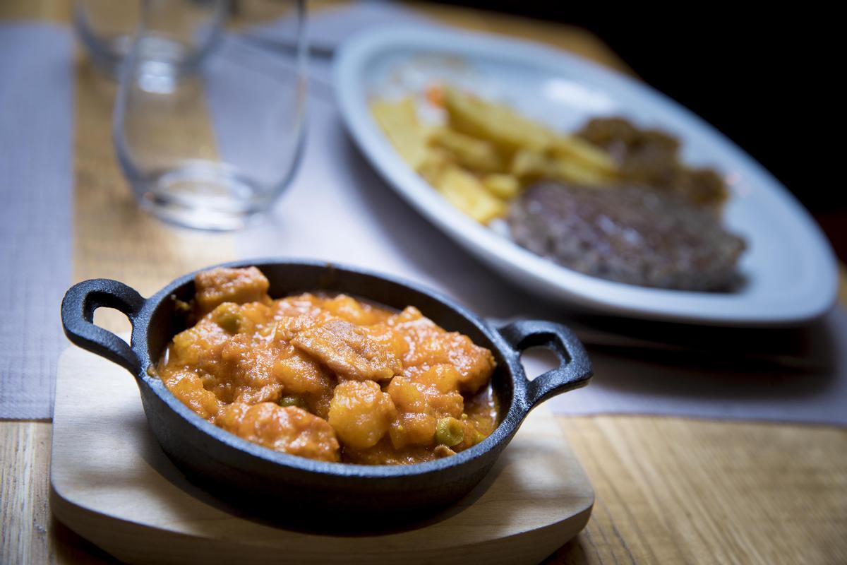 Cazuelita con el estofado de pitón de Sanabres.