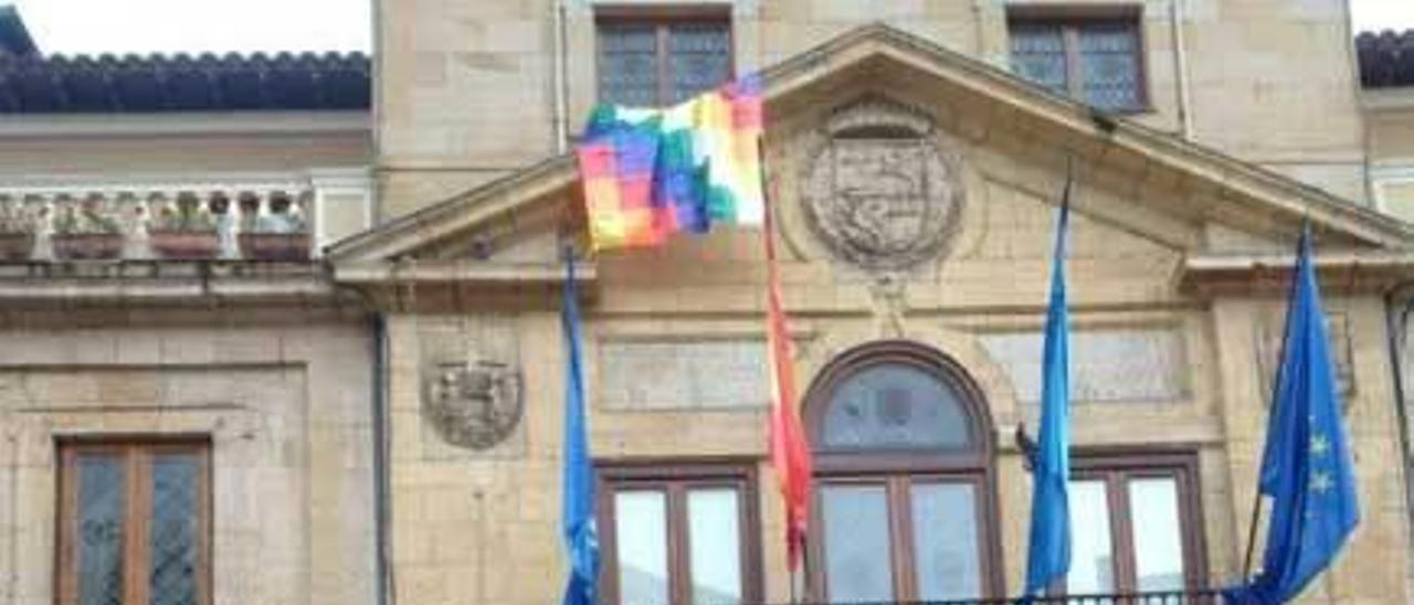 La bandera indígena, encima de las oficiales, el pasado miércoles.