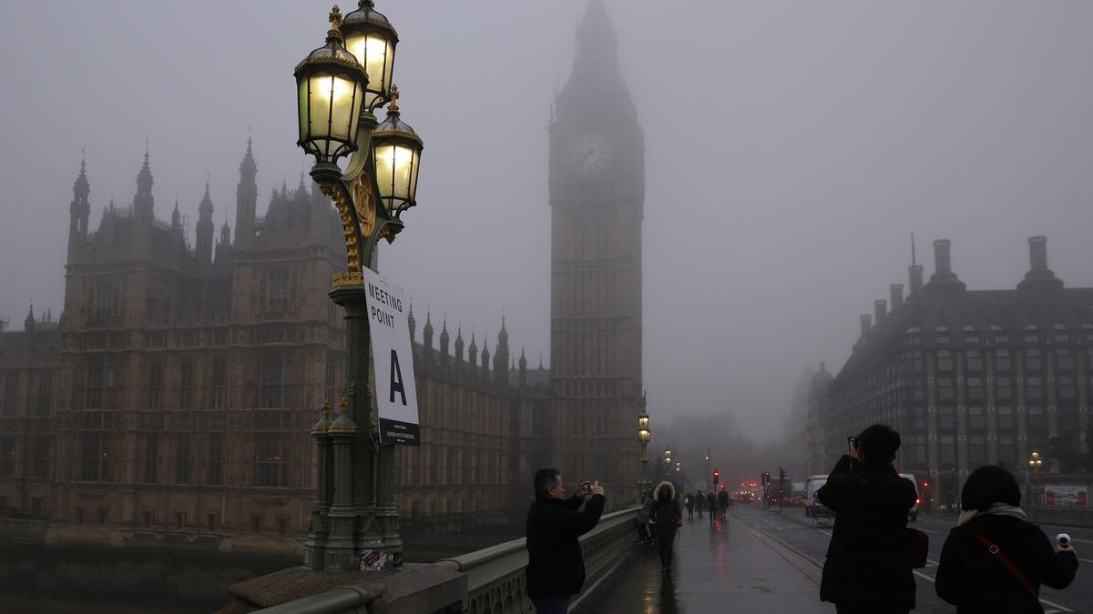 Turistas fotografiándose con el Big Ben de fondo, este viernes.