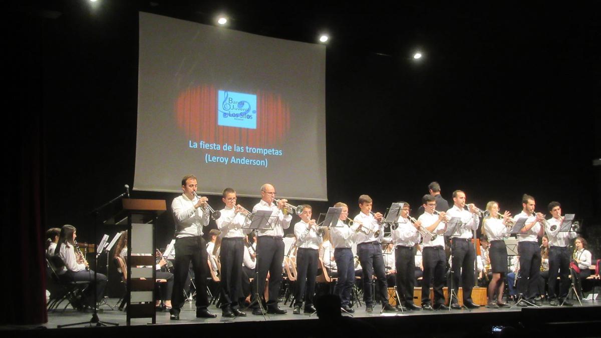 La Banda Juvenil durant l’estrena de ‘La festa de les trompetes’.
