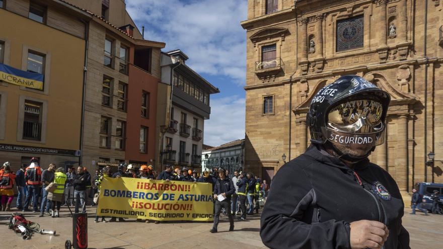 &quot;Somos pocos, y si hay cien fuegos a la vez, no llegamos&quot;, avisan los bomberos