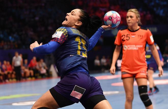 Valentina Neli Ardean Elisei durante el partido por el tercer puesto en el Campeonato de Europa femenino EHF EURO 2018 entre Rumanía y Holanda en el AccorHotels Arena en Paris.