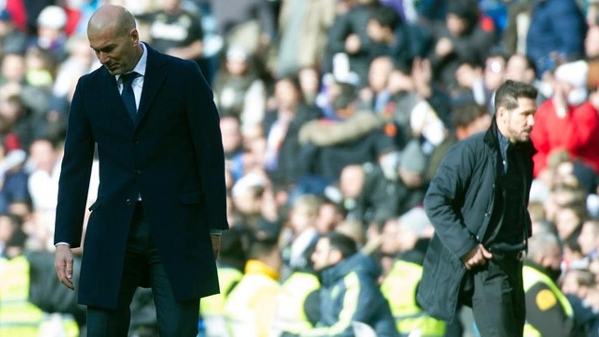 Zidane y Simeone, durante el derbi entre Atlético y Real Madrid