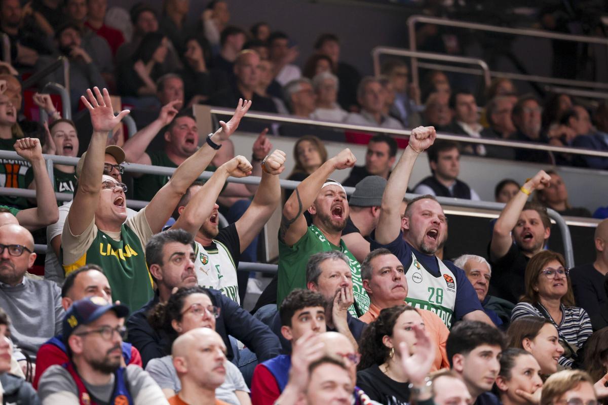 Aficionados del Zalgiris en la tribuna del Palau, unas filas más abajo del palco.