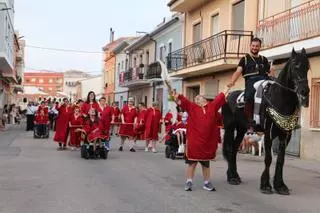 Un desfile por la diversidad y la inclusión en los Moros i Cristians del Genovés