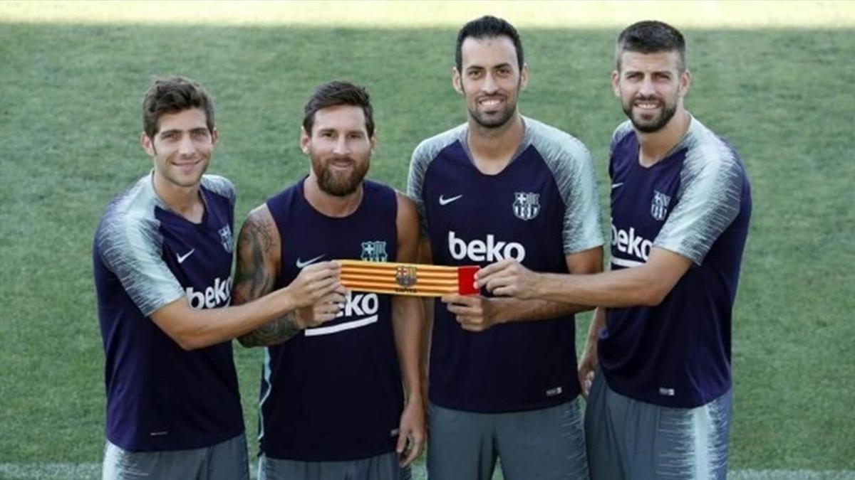 Sergi Roberto, Messi, Busquets y Piqué, capitanes del Barça.