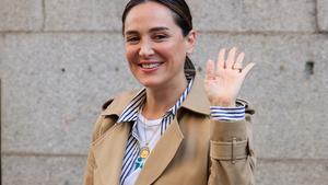 Tamara Falcó saludando a la prensa al salir del restaurante Casa Salesas.