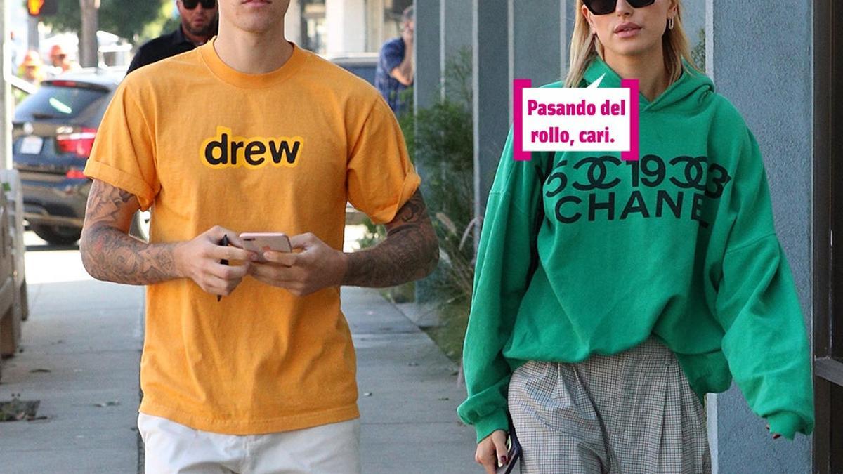 Justin y Hailey Bieber paseando