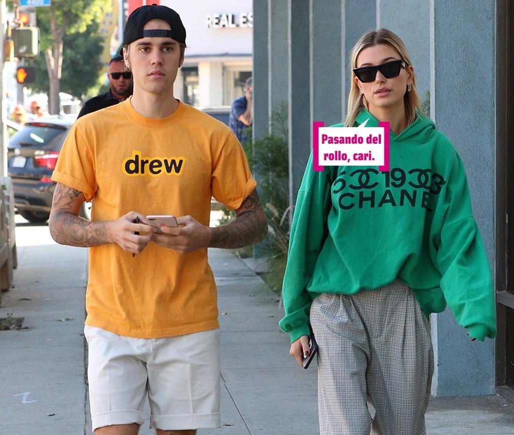 Justin y Hailey Bieber paseando