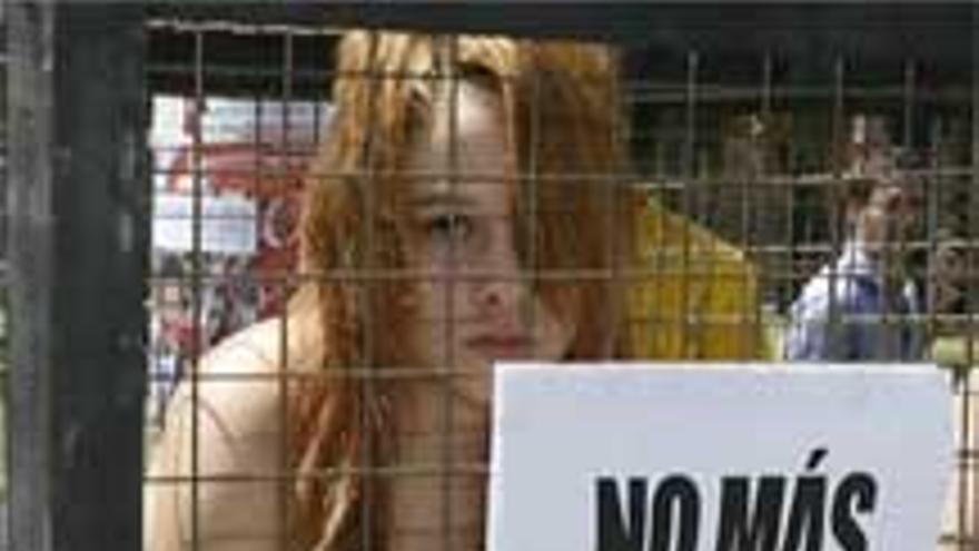 Siete activistas se encierran desnudos en jaulas en Barcelona contra el maltrato animal