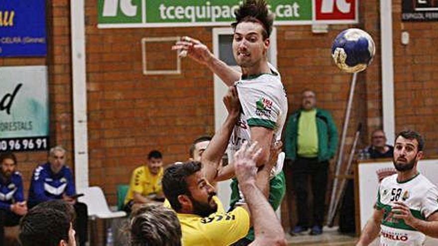 Sergi Mach salta per sobre la defensa de l&#039;Antequera en una acció del partit d&#039;ahir.