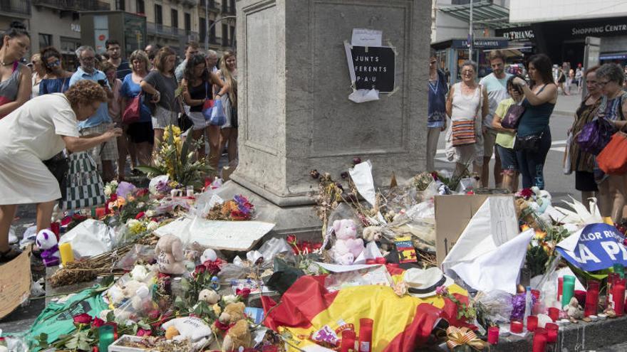 Punt de la Rambla on encara es dipositen mostres de condol.