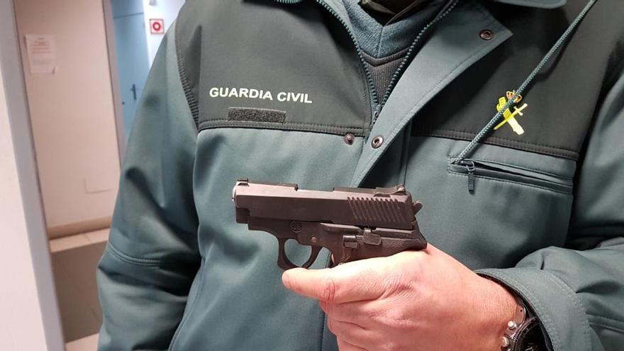 Casi 300 asturianos tienen pistolas, con licencia, en casa