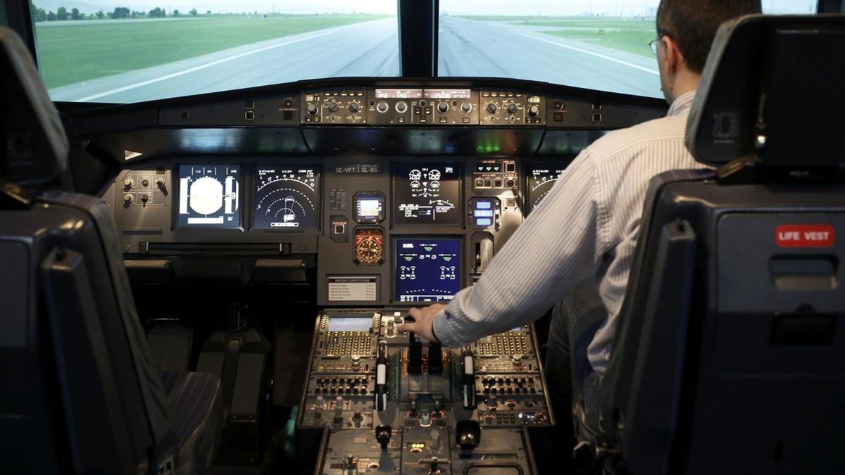 El interior de la cabina de un avión.