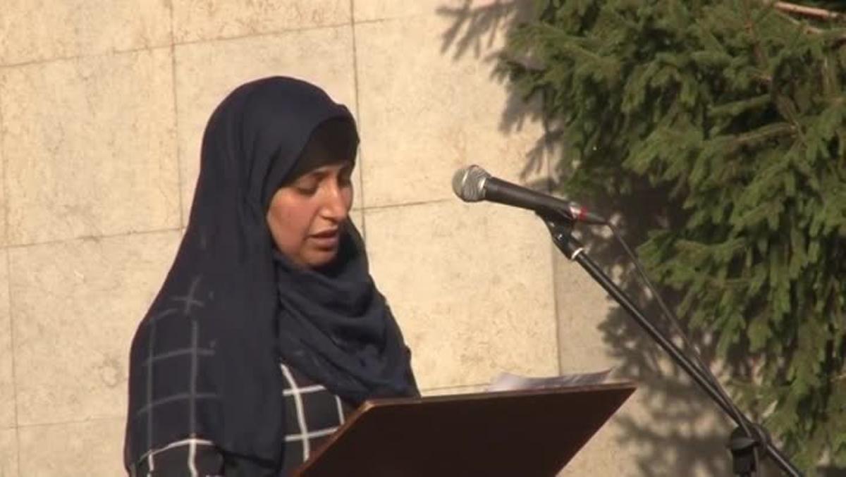 Hafida Oukabir, germana de dos terroristes de la cèl·lula de Ripoll, en un acte de repulsa al terrorisme.
