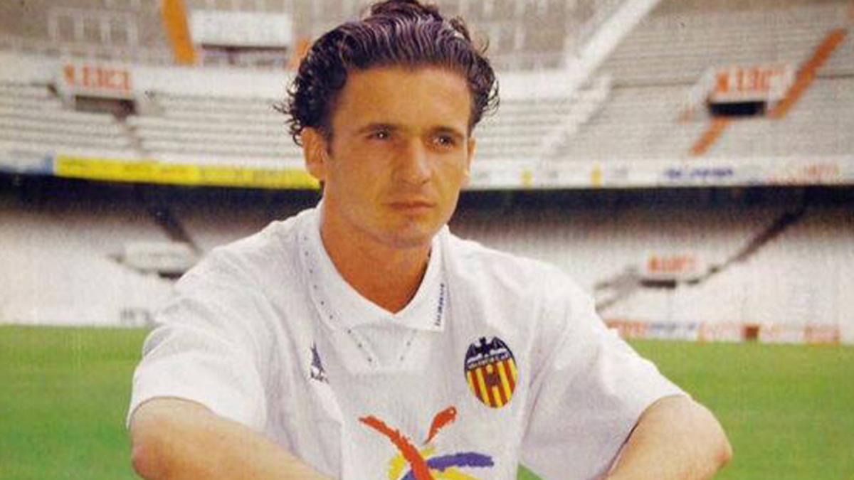 Mijatovic, en una imagen histórica con el Valencia CF