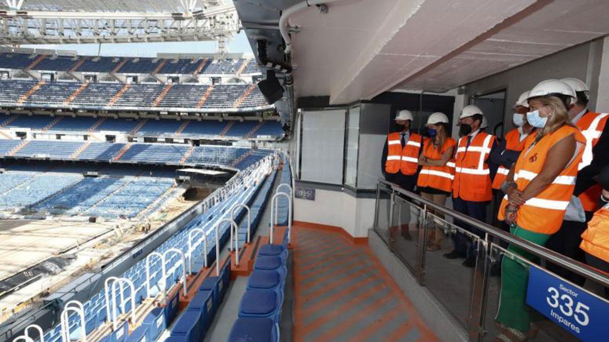 El Real Madrid instala el césped a seis días de recibir al Celta de Vigo