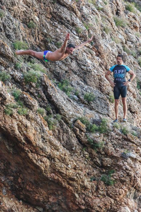 El saltador olímpico y de ´cliff diving´ Blake Aldridge, que está en Ibiza para dar unas clases de salto, habla de este deporte y de las medidas de seguridad.