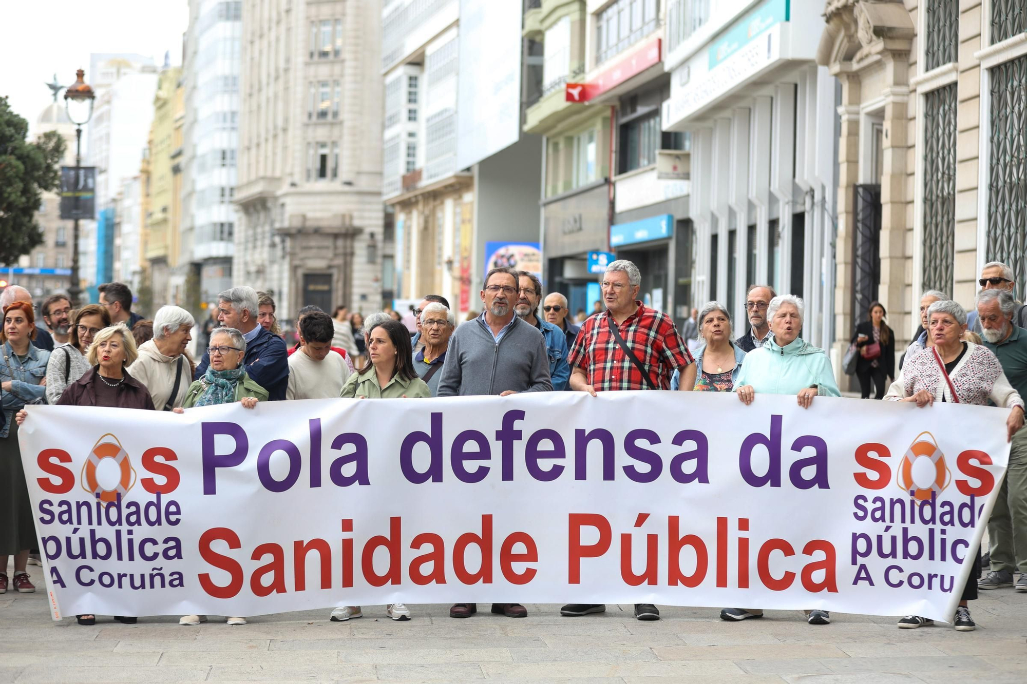 Protesta de SOS Sanidade Pública contra las esperas del Sergas en A Coruña: "¡Que metan a Rueda en la lista!"