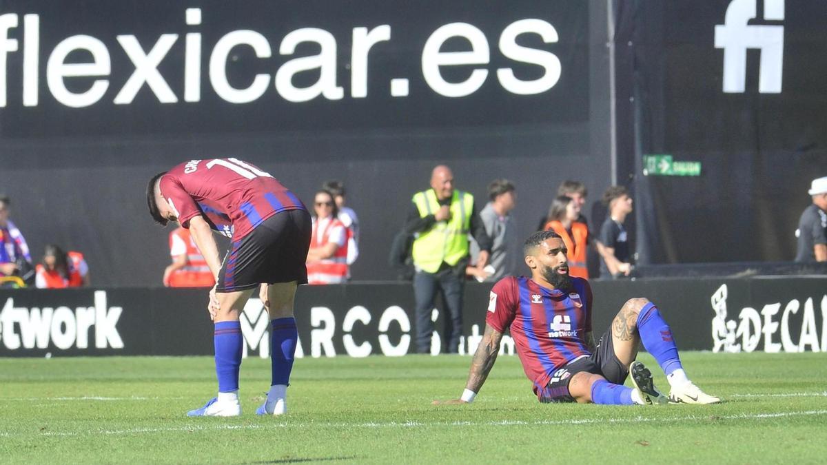 Jugadores del Eldense abatidos tras la derrota contra el Albacete
