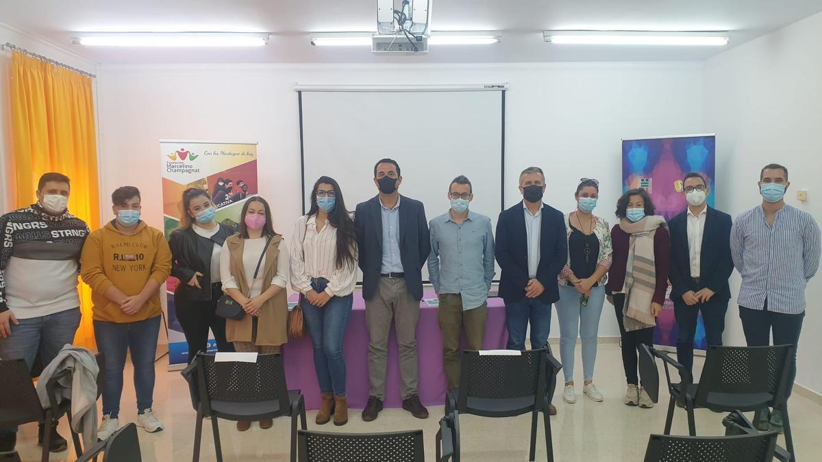 Francisco Ángel Sánchez, con algunos de los jóvenes colaboradores.