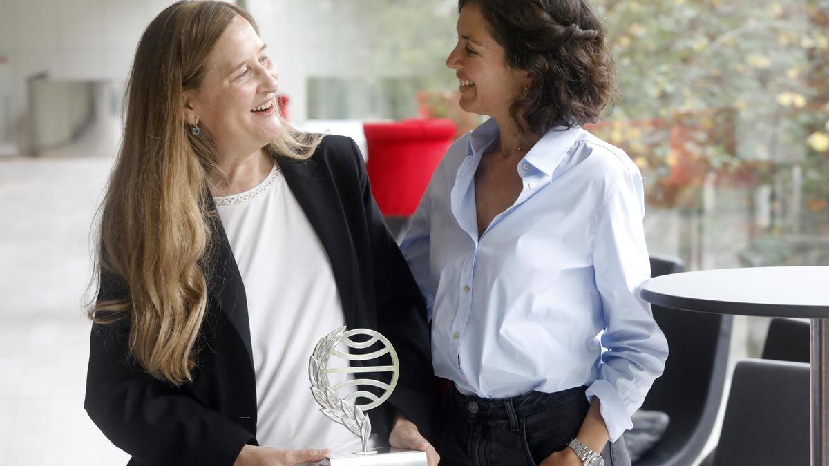 Luz Gabás y Cristina Campos, ganadora y finalista del Premio Planeta 2022, durante la mañana de hoy, realizando numerosas entrevistas, en el Hotel NH Collection Constanza de Barcelona.