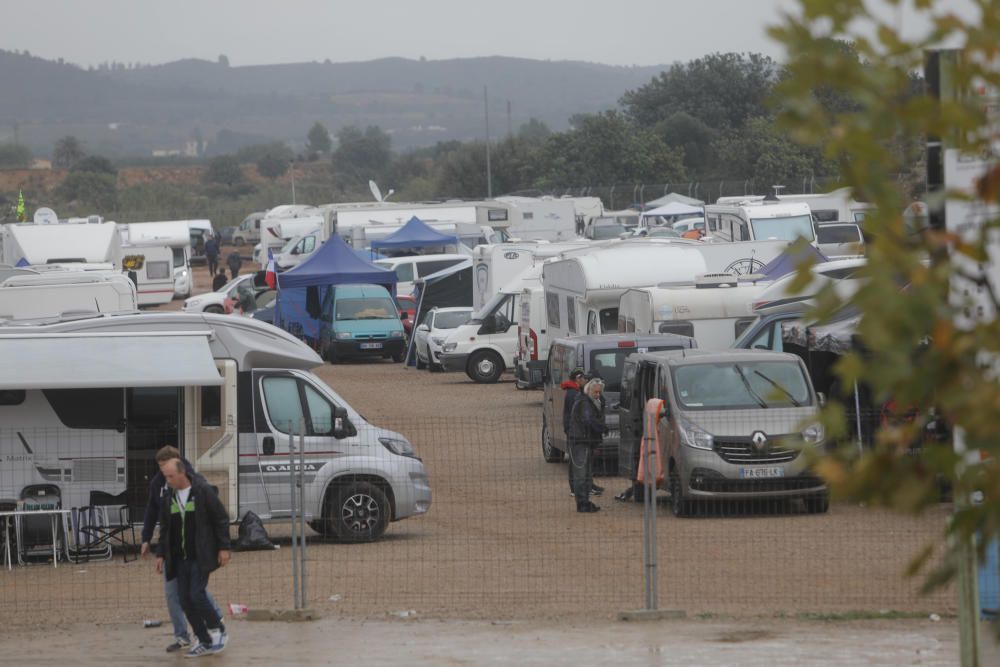 Más de 170.000 valientes desafían a la lluvia en Cheste