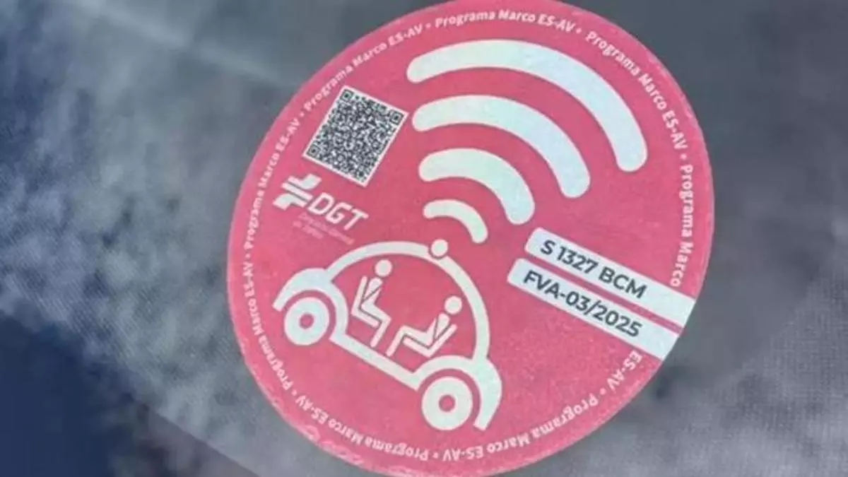 Así es la nueva etiqueta roja de la DGT: Solo podrán llevarla un tipo concreto de vehículos autorizados