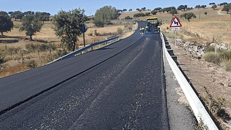 Fomento rehabilita el firme de un tramo de la carretera A-3280 en Belalcázar