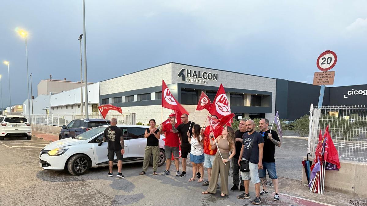 Trabajadores de la fábrica, concentrados en su protesta.