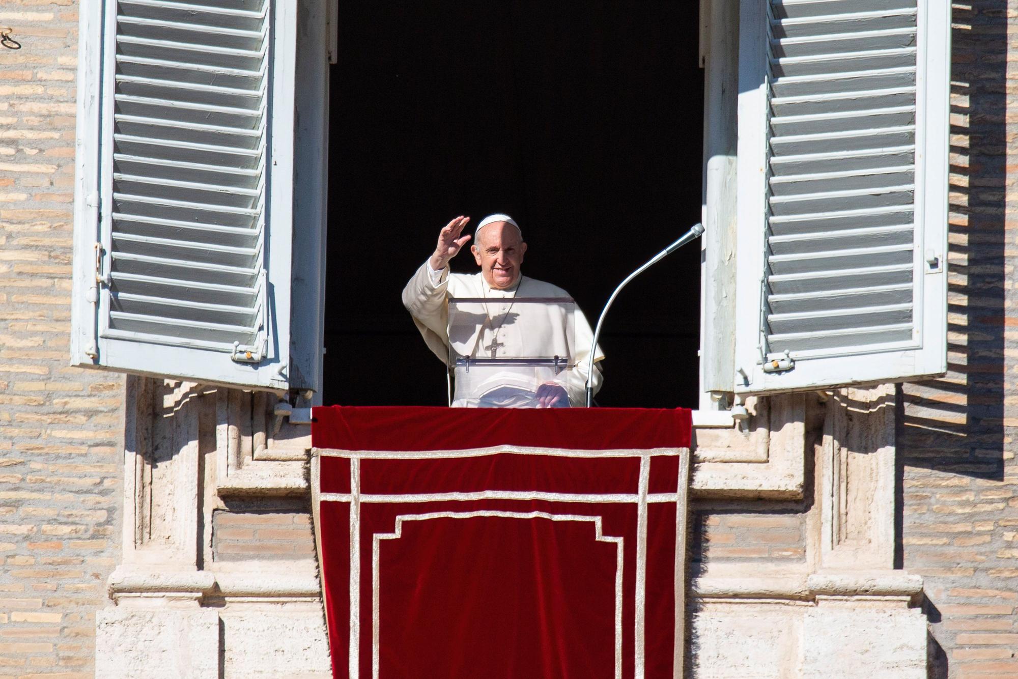 El Papa, durante el último Angelus, hace un llamamiento al desarme y aboga por unas condiciones de trabajo dignas.