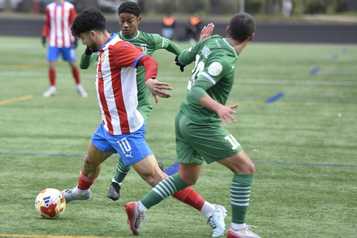Moha Ezzarfani supera dos rivals del Cornellà en el partit de fa una setmana al Congost