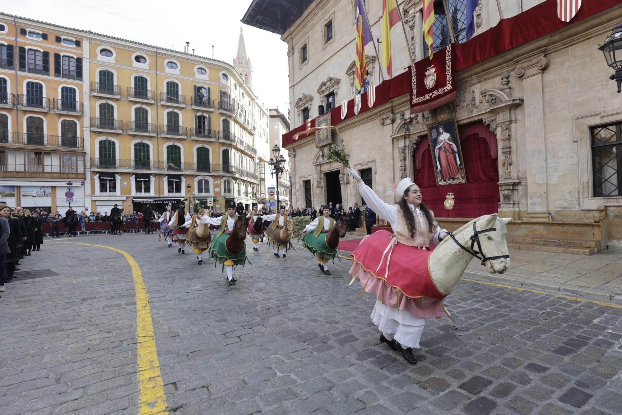 La plaza de Cort de Palma luce ya el estandarte del Rei en Jaume y la Cimera del Rei Martí