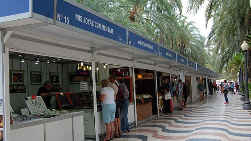 Feria de artesanía en el Paseo de la Explanada de Alicante organizada por Apea.