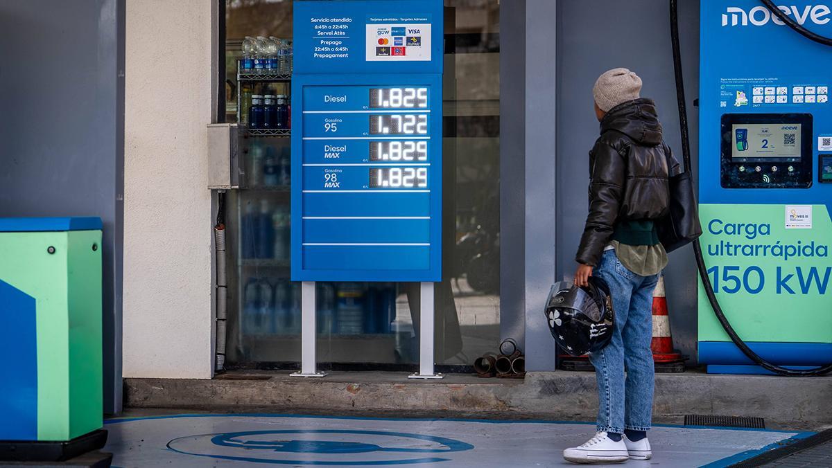La gasolina i el dièsel arriben a saltar la barrera dels dos euros per litre