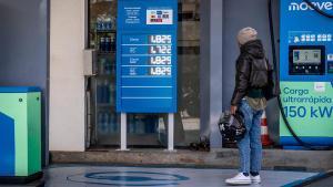 Carteles con el precio de la gasolina en una estación de servicio de Barcelona