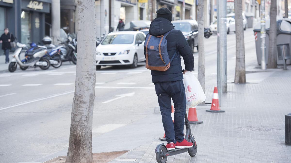 Un usuari circulant amb patiner elèctric per Manresa en una imatge d'arxiu