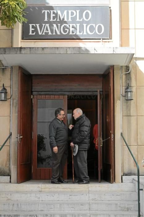 Starke Gefühle, innige Gebete: Den Sonntagsgottesdienst feiern alte und junge Mitglieder aus den verschiedensten Ländern in Palmas evangelischer Gemeinde mit Hingabe. Ein fester Bestandteil der Messe