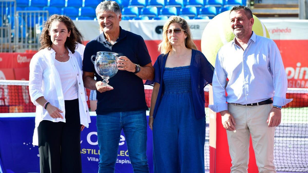 Toni Nadal recoge la réplica del trofeo de 2003, junto a Virginia Ruano y Mónica Muñoz, presidenta y directora del Villa de El Espinar.