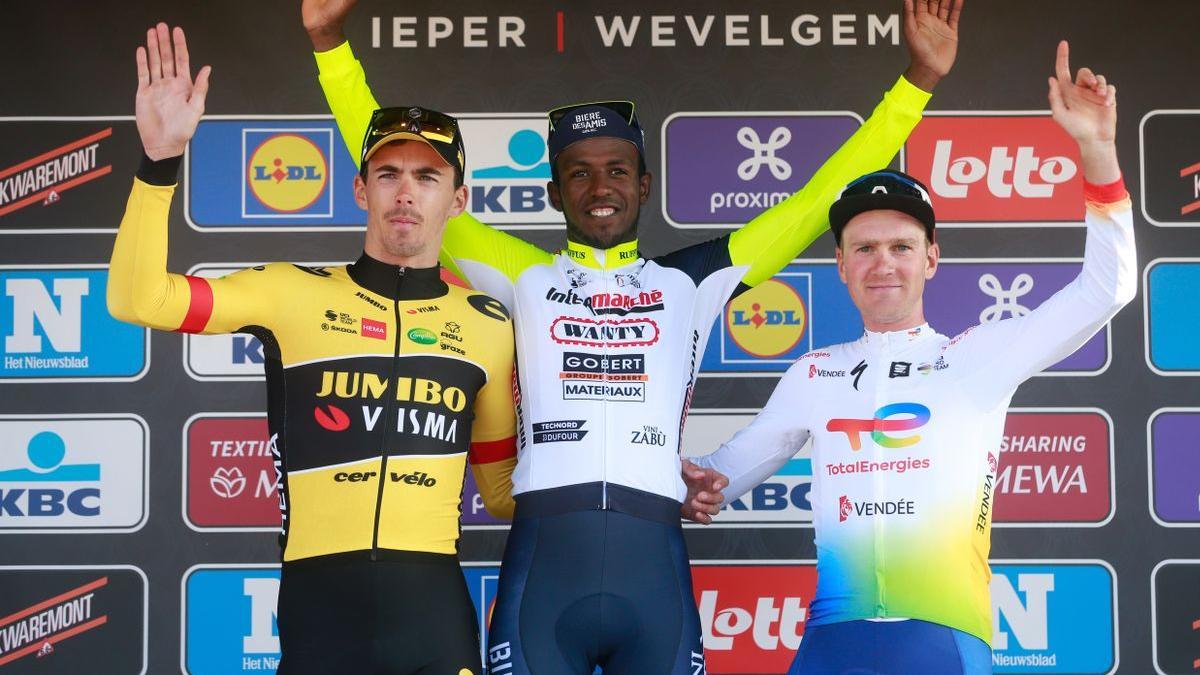 Biniam Girmay, escoltado por Christophe Laporte (izquierda) y Dries Van Gestel en el podio de Gante-Wevelgem, este domingo. /